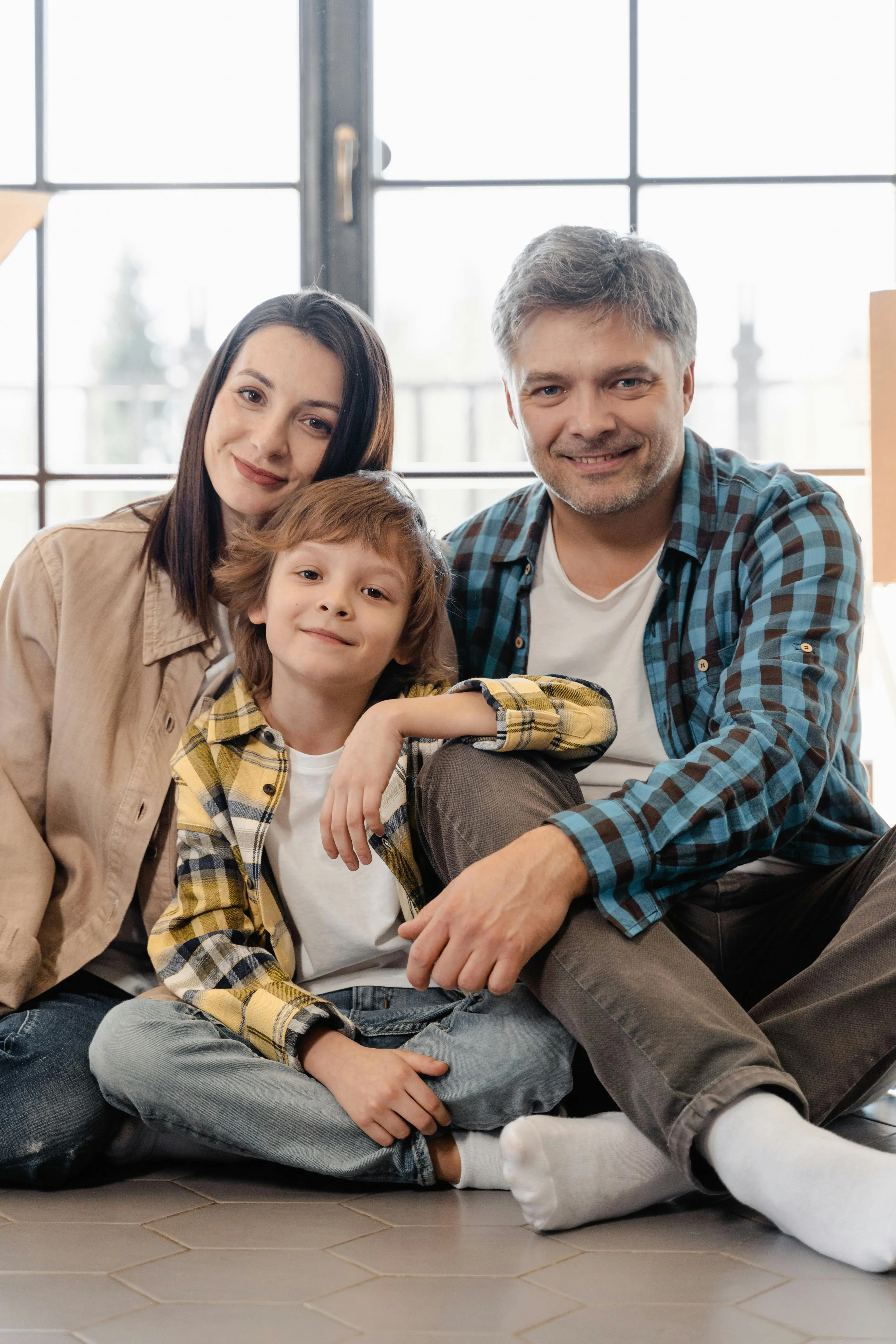 Familia en casa representando la seguridad del hogar