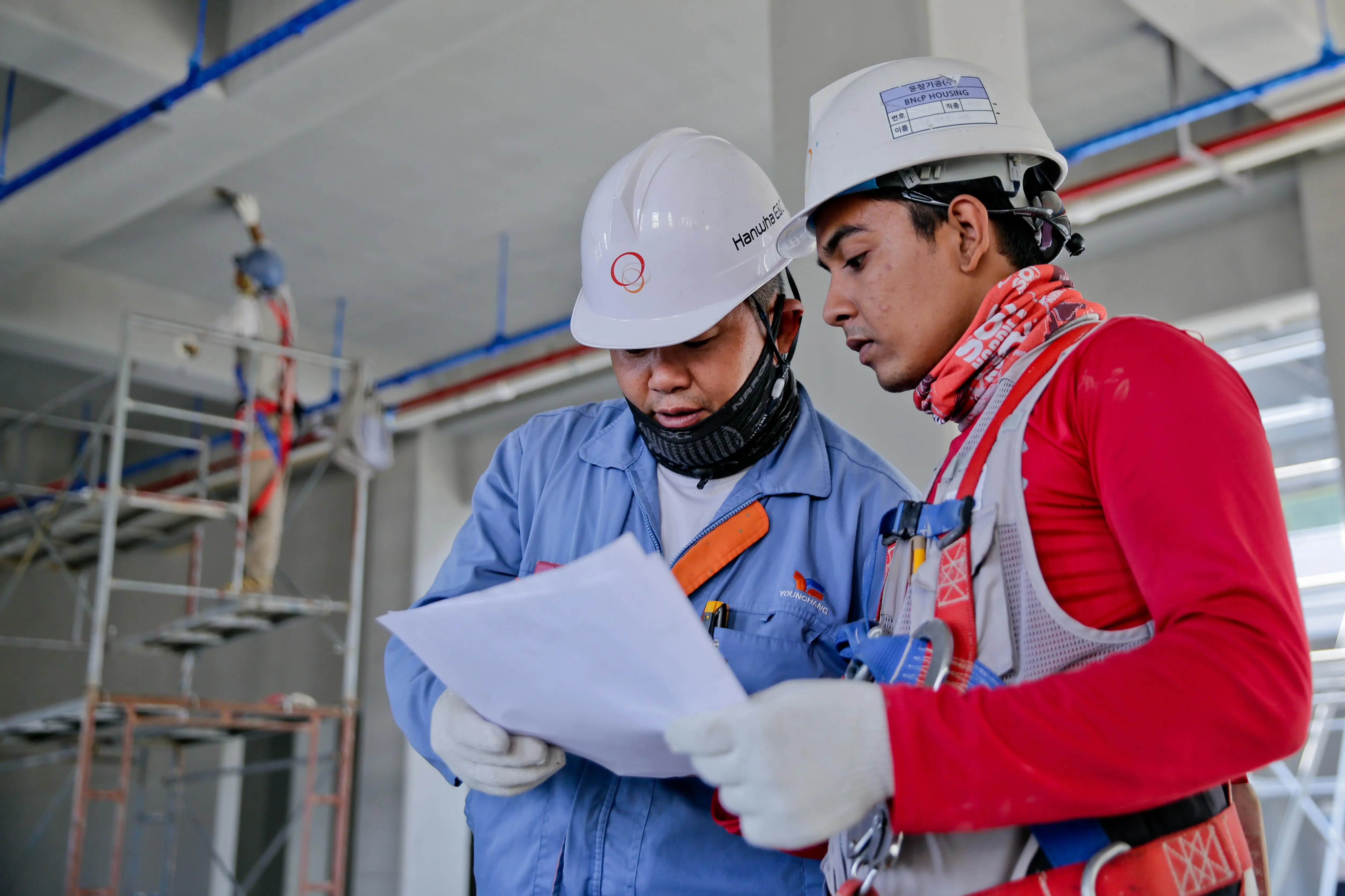 Profesionales en el trabajo representando la seguridad de los trabajores